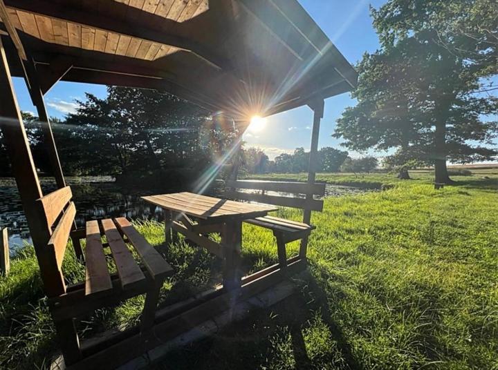 Familienfreundliche Ferienwohnung Mit Wintergarten Badow Exteriör bild